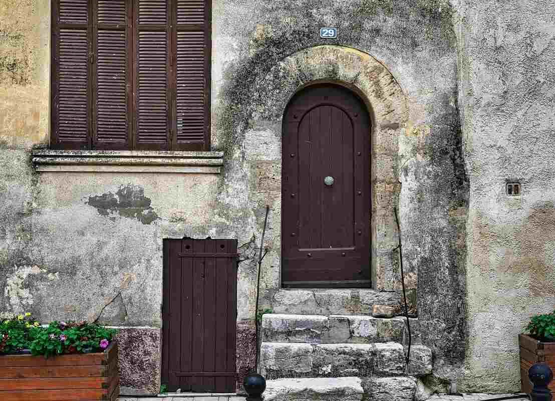 Porte d'entrée ancienne en bois