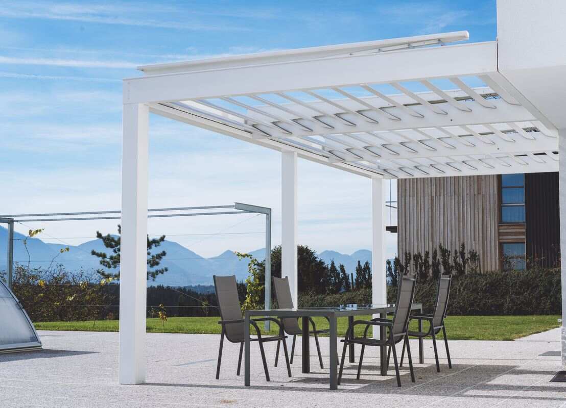 Pergola bioclimatique blanche en aluminium