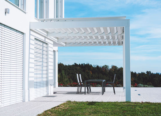 pergola adossée blanche