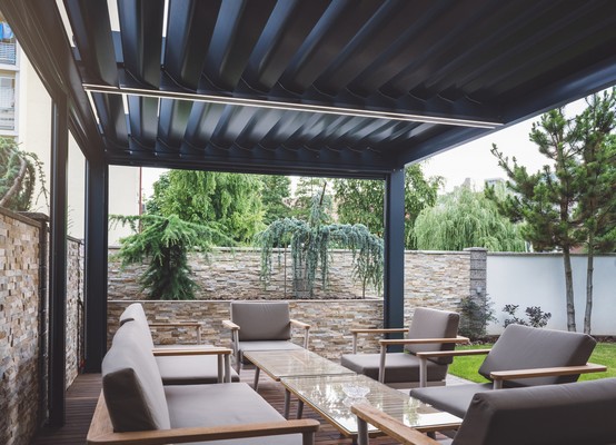 Pergola avec protection contre la pluie