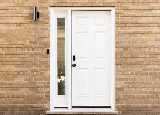 Porte d'entrée en bois blanc avec tierce