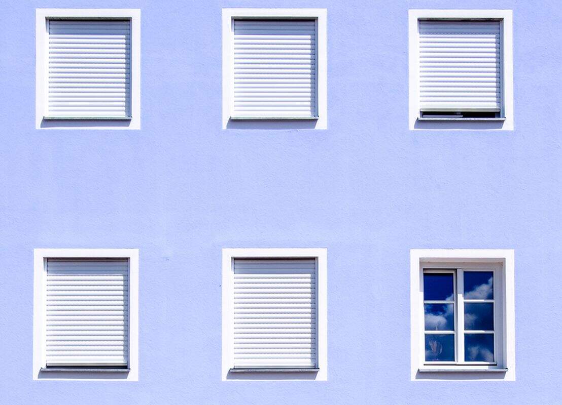 Façade bleue et volets roulants blancs