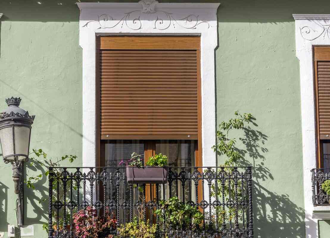 Balcon avec volet roulant effet bois