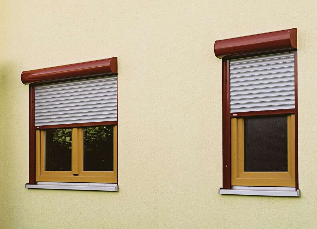 Volets roulants gris à caissons rouges